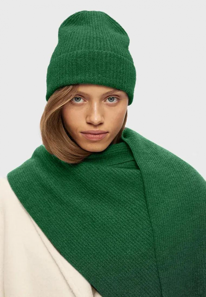 Шапки, береты и кепки: самые модные головные уборы зимы 2025/26