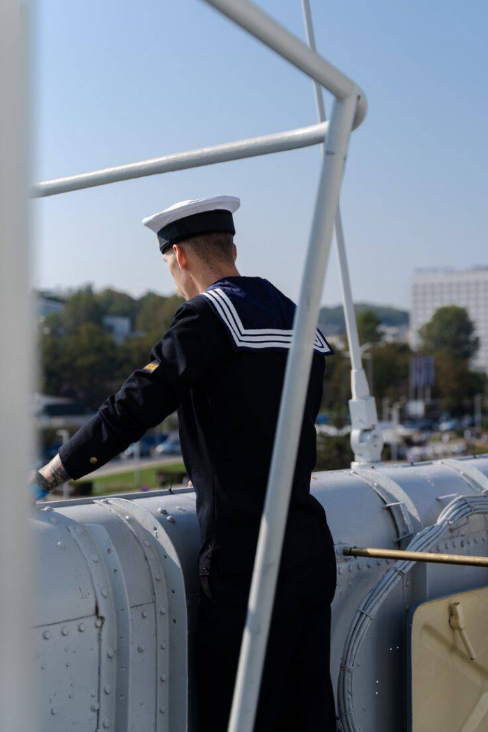 Почему на воротнике моряка три полоски и что они означают