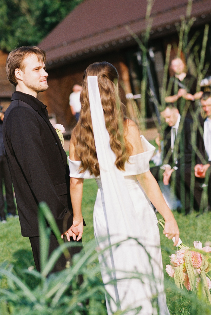 Церемония у воды, клятвы в формате импровизации и зажигательный диджей-сет - свадьба пары из Москвы в яхт-клубе Sky River