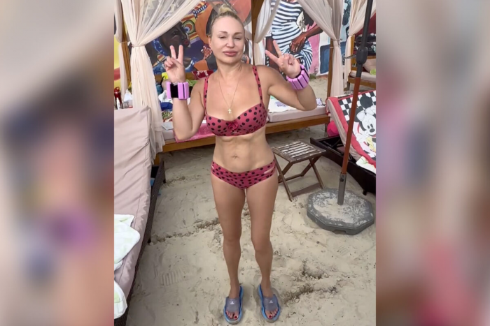 Радиоведущая Алла Довлатова снялась в бикини на пляже в Сочи