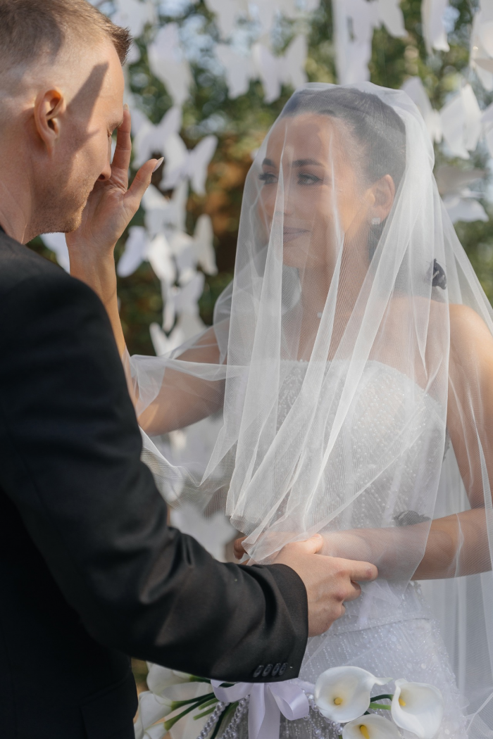 Живые бабочки на церемонии и дебют невесты в роли диджея в финале вечера - свадьба пары из Рязани в КСК История