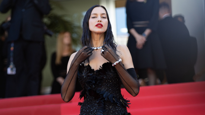 Супермодель Ирина Шейк снялась в расстегнутой кожаной куртке для глянца