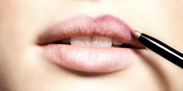 Старые приемы возвращаются в моду: как повторить главный трюк 90-х в макияже губ