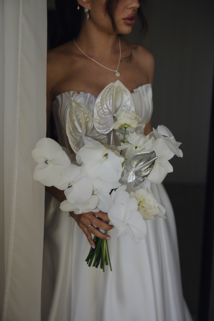 Полёт жениха на вертолёте, зеркальный подиум с прозрачными лепестками и салют под песню Dancing Queen - праздник на площадке The Sun