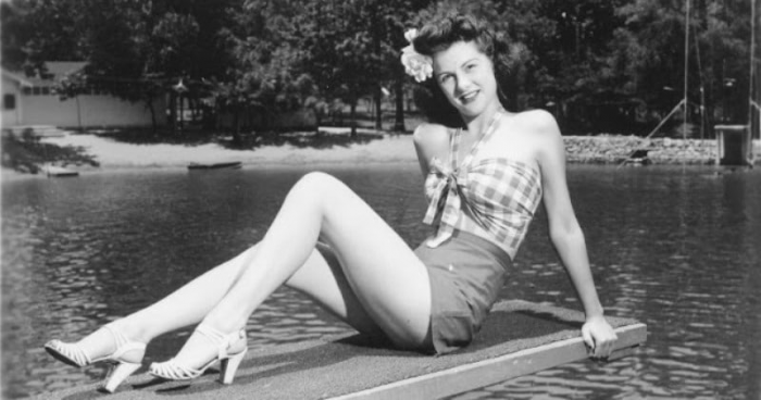 Фотографии девушек 40-х годов в коротких топах и шортах