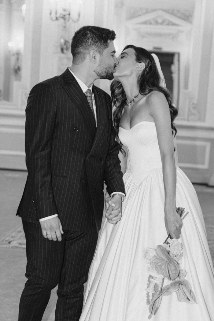 Трогательная церемония в ЗАГСе, караоке под аккомпанемент рояля и танцевальная битва в завершение вечера - свадьба пары из Санкт Петербурга