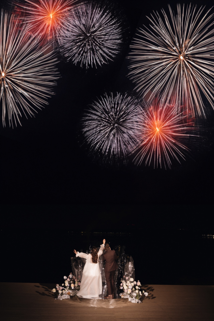 Полёт жениха на вертолёте, зеркальный подиум с прозрачными лепестками и салют под песню Dancing Queen - праздник на площадке The Sun