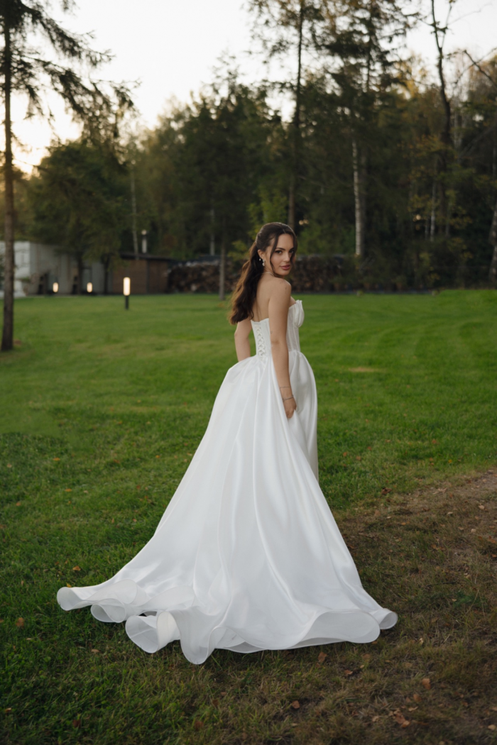 Полёт жениха на вертолёте, зеркальный подиум с прозрачными лепестками и салют под песню Dancing Queen - праздник на площадке The Sun