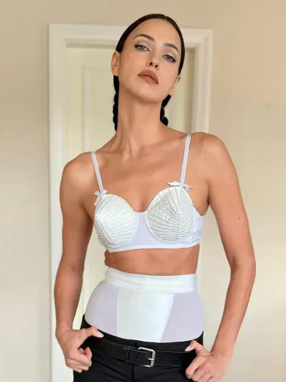 Ирина Шейк вышла в свет в бюстгальтере и брюках-белье