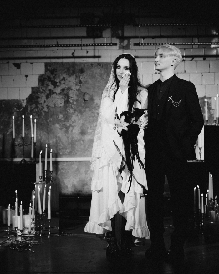 Разбитые зеркала, эстетика заброшенного поместья и пивное казино - антибрайд свадьба пары из Санкт-Петербурга в AF Brew Taproom