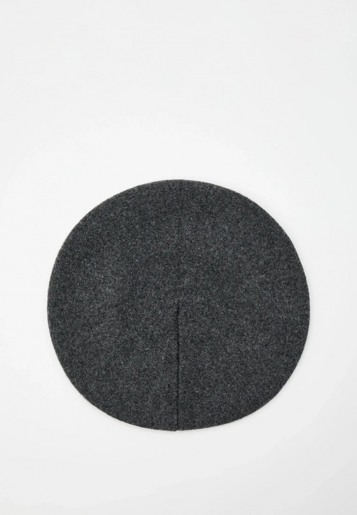 Шапки, береты и кепки: самые модные головные уборы зимы 2025/26