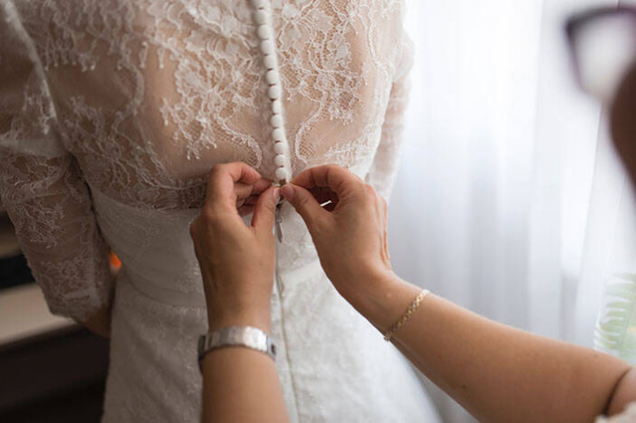 Жених позволил маме примерить свадебное платье своей невесты, зная, что она против