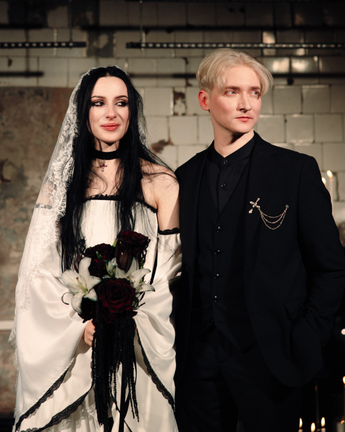 Разбитые зеркала, эстетика заброшенного поместья и пивное казино - антибрайд свадьба пары из Санкт-Петербурга в AF Brew Taproom