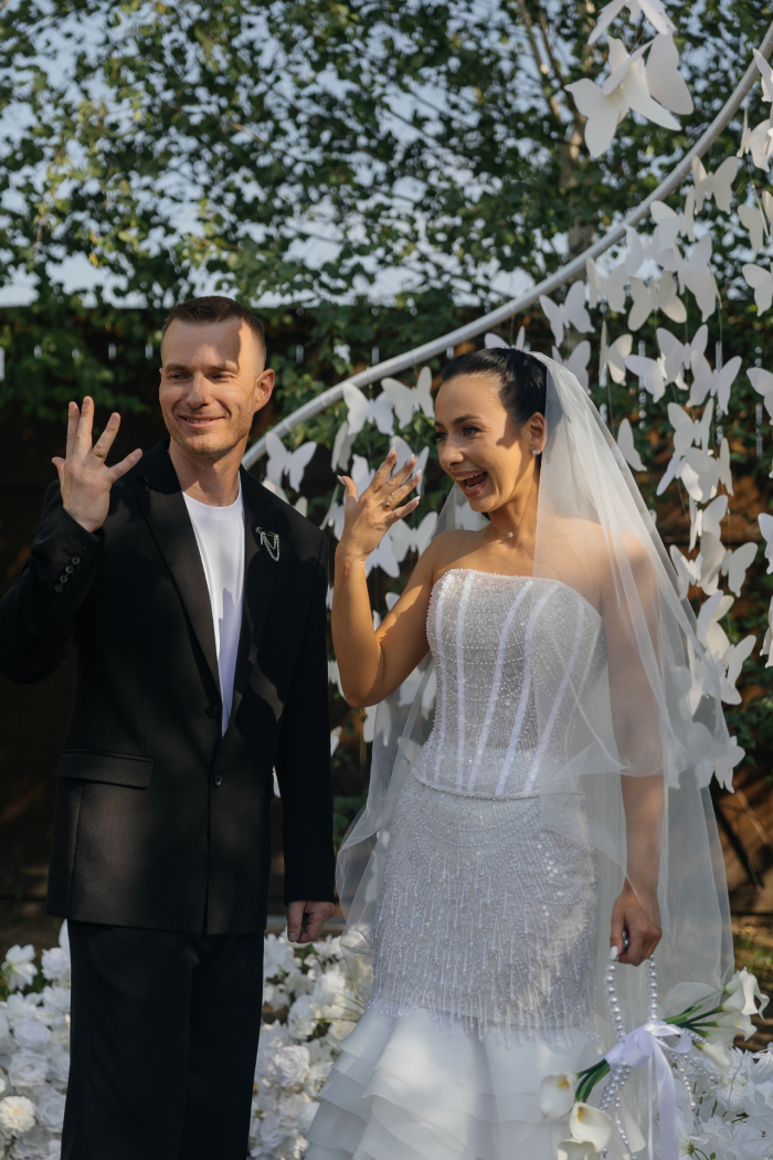 Живые бабочки на церемонии и дебют невесты в роли диджея в финале вечера - свадьба пары из Рязани в КСК История