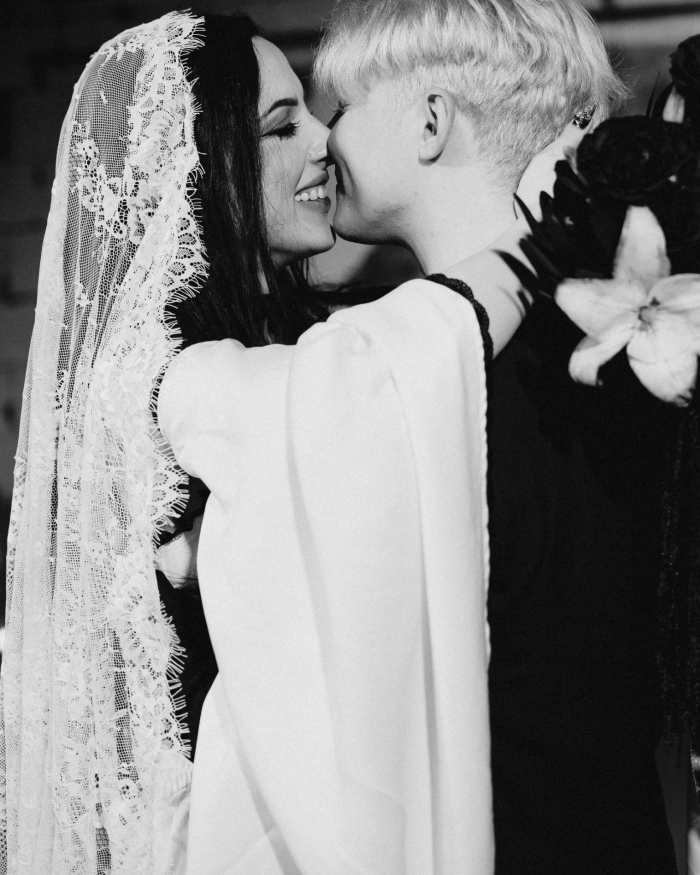 Разбитые зеркала, эстетика заброшенного поместья и пивное казино - антибрайд свадьба пары из Санкт-Петербурга в AF Brew Taproom