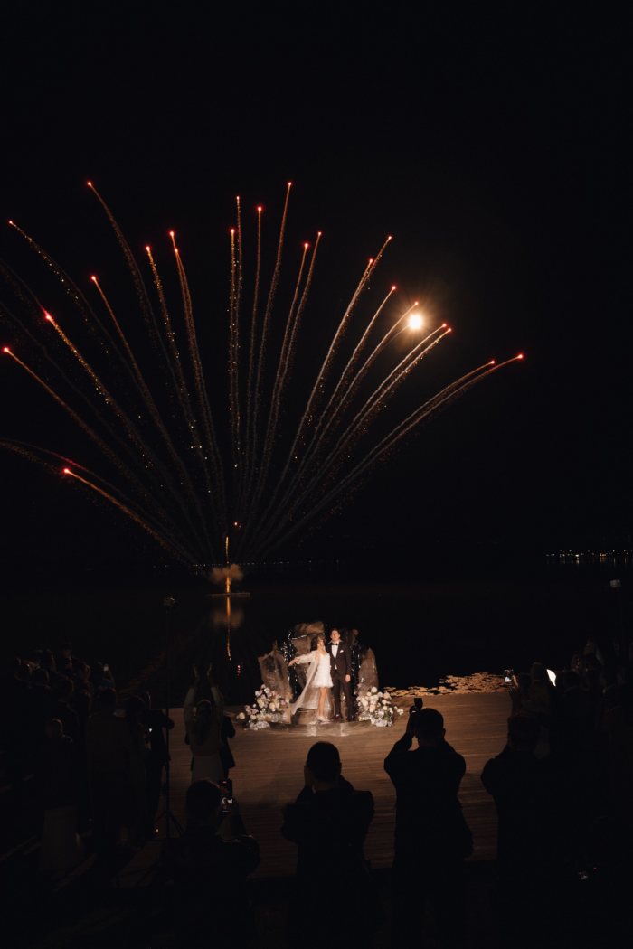 Полёт жениха на вертолёте, зеркальный подиум с прозрачными лепестками и салют под песню Dancing Queen - праздник на площадке The Sun