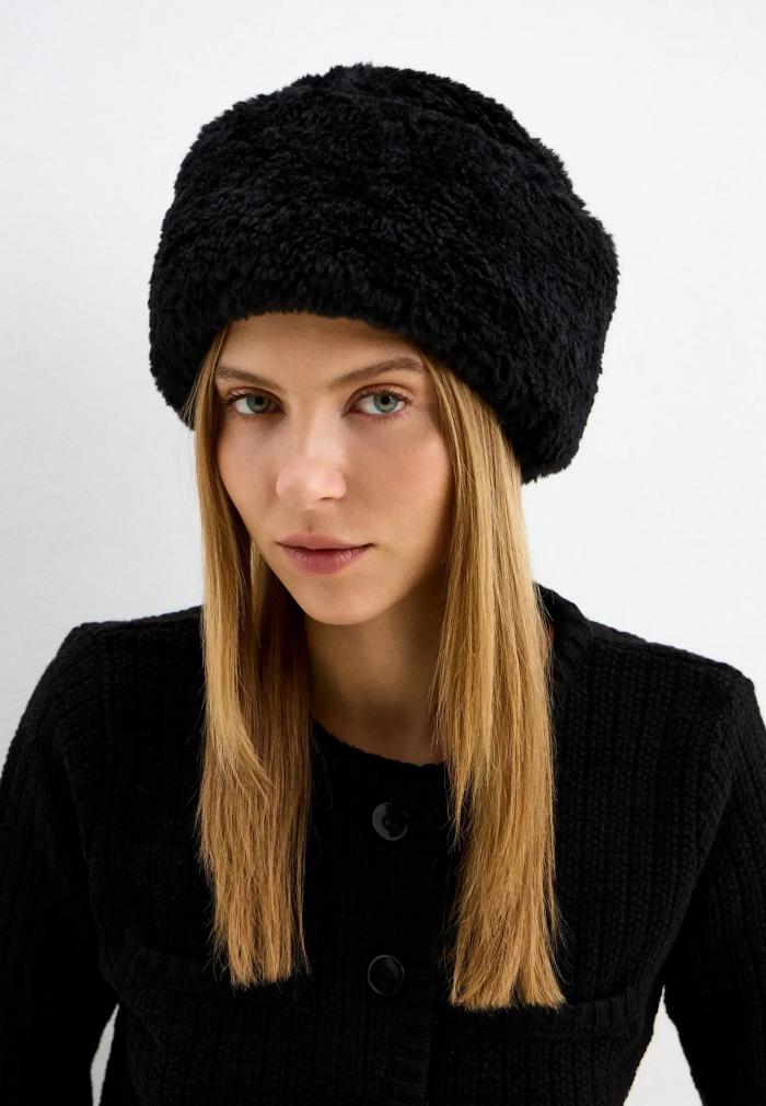 Шапки, береты и кепки: самые модные головные уборы зимы 2025/26