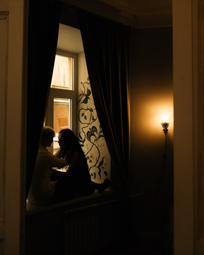 Разбитые зеркала, эстетика заброшенного поместья и пивное казино - антибрайд свадьба пары из Санкт-Петербурга в AF Brew Taproom