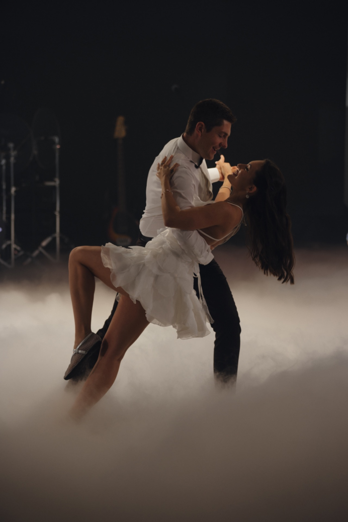 Полёт жениха на вертолёте, зеркальный подиум с прозрачными лепестками и салют под песню Dancing Queen - праздник на площадке The Sun