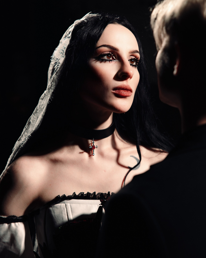 Разбитые зеркала, эстетика заброшенного поместья и пивное казино - антибрайд свадьба пары из Санкт-Петербурга в AF Brew Taproom