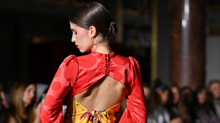 Россиянам назвали самые подходящие оттенки в одежде для встречи Нового года