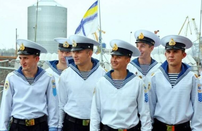 Почему на воротнике моряка три полоски и что они означают