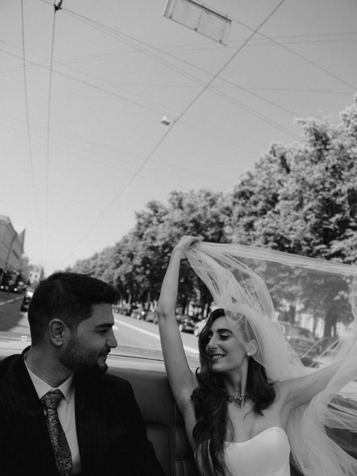 Трогательная церемония в ЗАГСе, караоке под аккомпанемент рояля и танцевальная битва в завершение вечера - свадьба пары из Санкт Петербурга