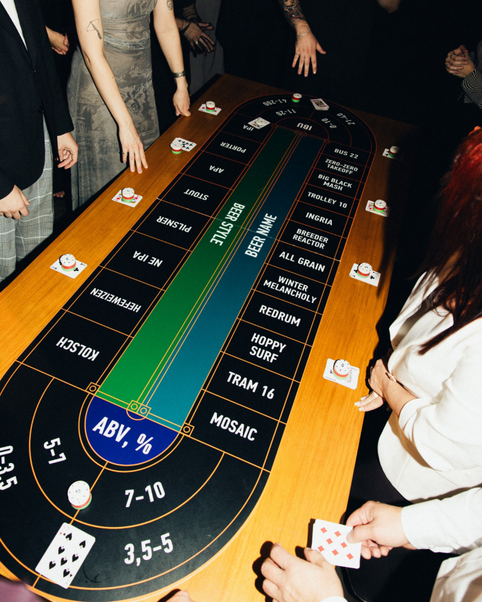 Разбитые зеркала, эстетика заброшенного поместья и пивное казино - антибрайд свадьба пары из Санкт-Петербурга в AF Brew Taproom