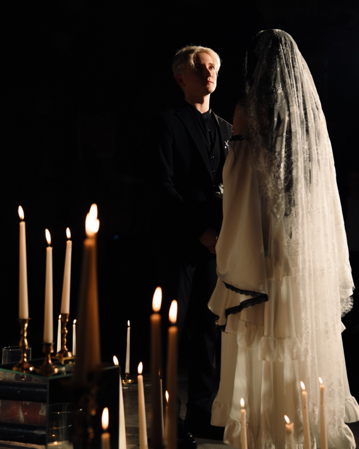 Разбитые зеркала, эстетика заброшенного поместья и пивное казино - антибрайд свадьба пары из Санкт-Петербурга в AF Brew Taproom