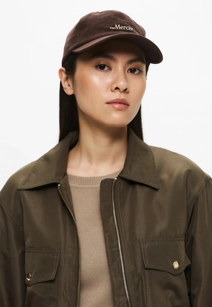 Шапки, береты и кепки: самые модные головные уборы зимы 2025/26