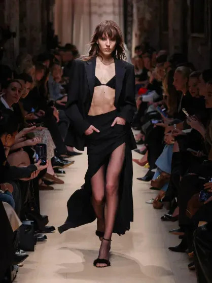 Пробка из "Роллс-Ройсов", Ксения Собчак и Светлана Бондарчук среди гостей и топ-модели на подиуме: вся светская Москва на показе Александра Терехова