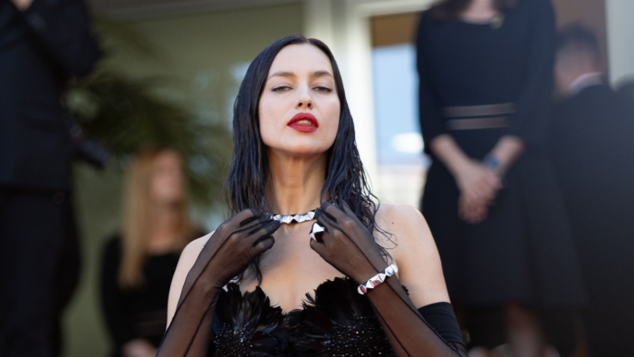 Супермодель Ирина Шейк вышла на публику в платье с открытой спиной