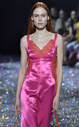 Топ-10+ платьев на Новый год — 2026: модные тренды и советы стилистов