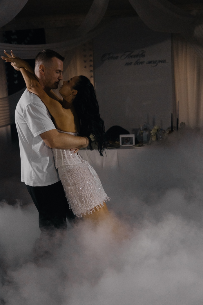 Живые бабочки на церемонии и дебют невесты в роли диджея в финале вечера - свадьба пары из Рязани в КСК История