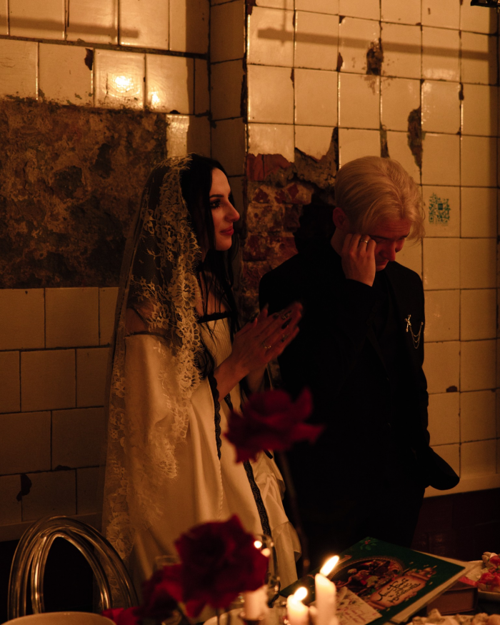 Разбитые зеркала, эстетика заброшенного поместья и пивное казино - антибрайд свадьба пары из Санкт-Петербурга в AF Brew Taproom