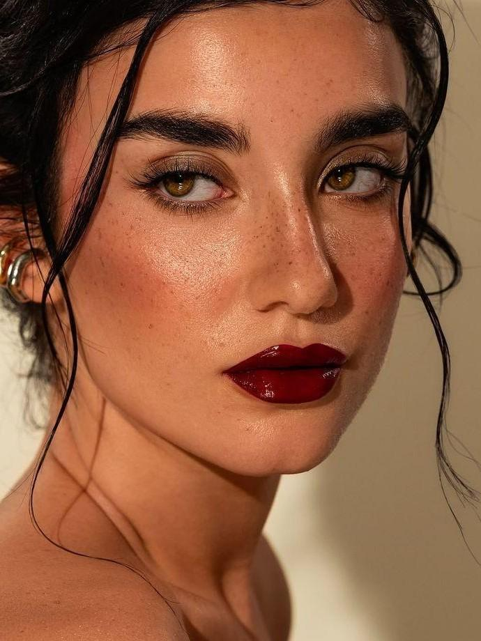 Макияж на Новый год 2026: как выглядеть роскошно в год Лошади