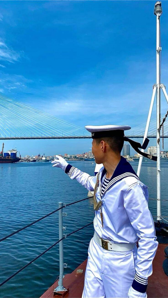 Почему на воротнике моряка три полоски и что они означают