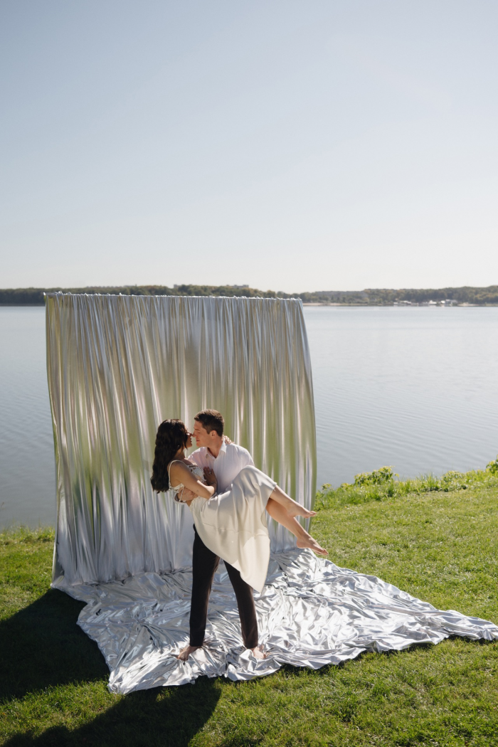 Полёт жениха на вертолёте, зеркальный подиум с прозрачными лепестками и салют под песню Dancing Queen - праздник на площадке The Sun