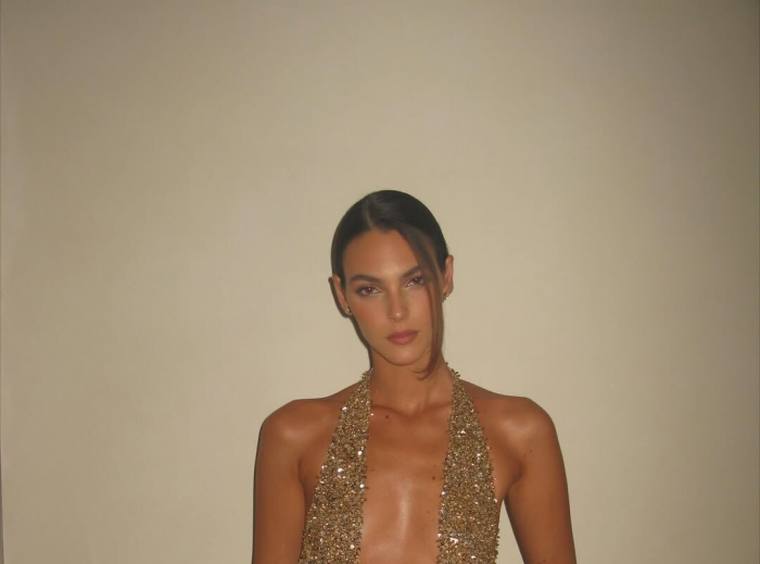 Девушка актера Ди Каприо Виттория снялась в платье с декольте до пупка