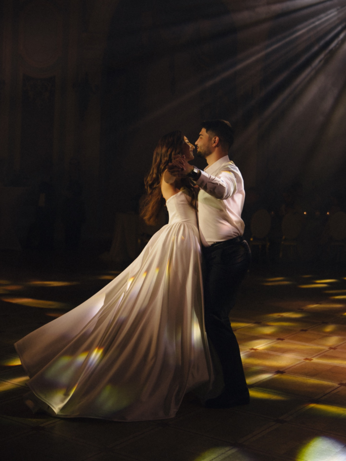 Трогательная церемония в ЗАГСе, караоке под аккомпанемент рояля и танцевальная битва в завершение вечера - свадьба пары из Санкт Петербурга