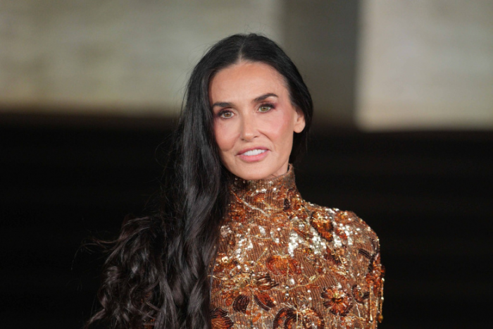 Деми Мур застукали в нежных объятиях бывшего мужа Джоли