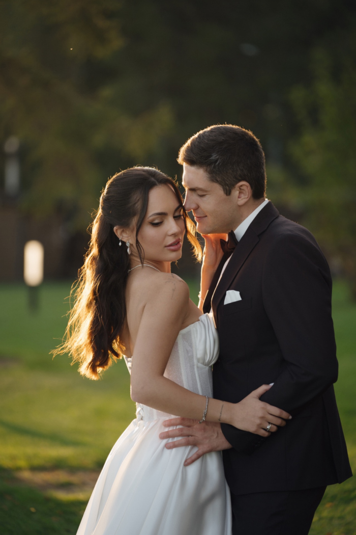 Полёт жениха на вертолёте, зеркальный подиум с прозрачными лепестками и салют под песню Dancing Queen - праздник на площадке The Sun