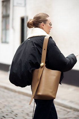 Модные женские сумки на зиму 2026 года: трендовые модели с фото, цвета, материалы и принты