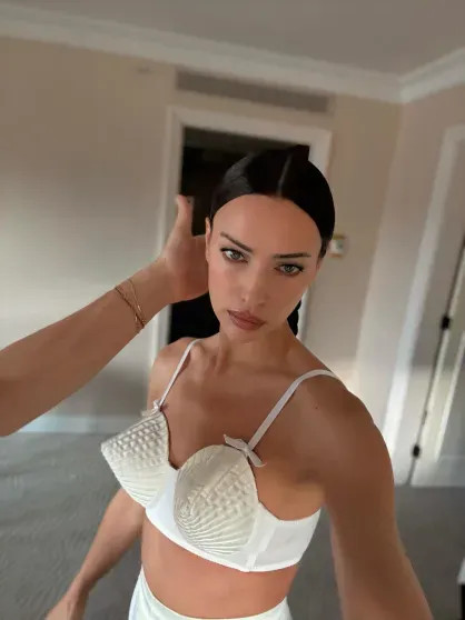 Ирина Шейк вышла в свет в бюстгальтере и брюках-белье