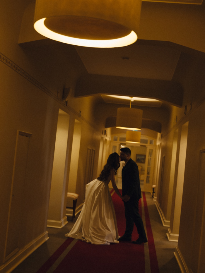 Трогательная церемония в ЗАГСе, караоке под аккомпанемент рояля и танцевальная битва в завершение вечера - свадьба пары из Санкт Петербурга