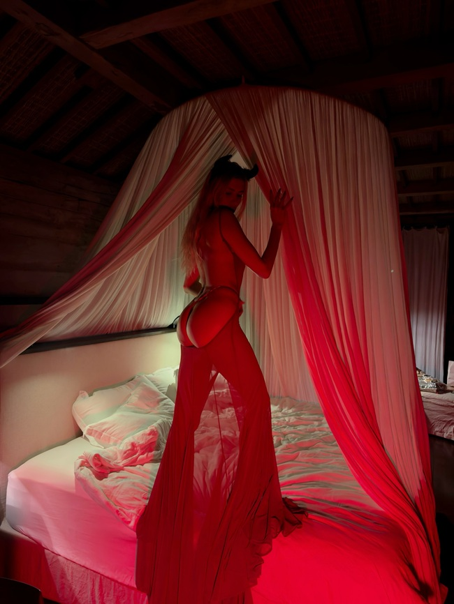 Елена Перминова максимально оголилась на Хэллоуин