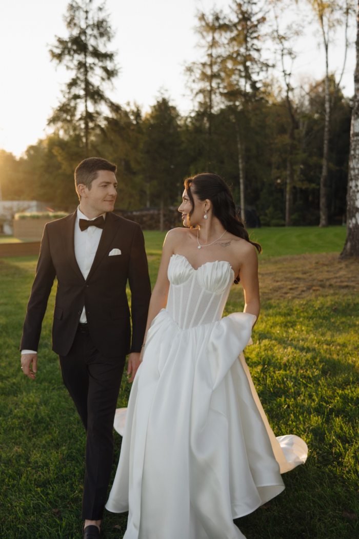 Полёт жениха на вертолёте, зеркальный подиум с прозрачными лепестками и салют под песню Dancing Queen - праздник на площадке The Sun