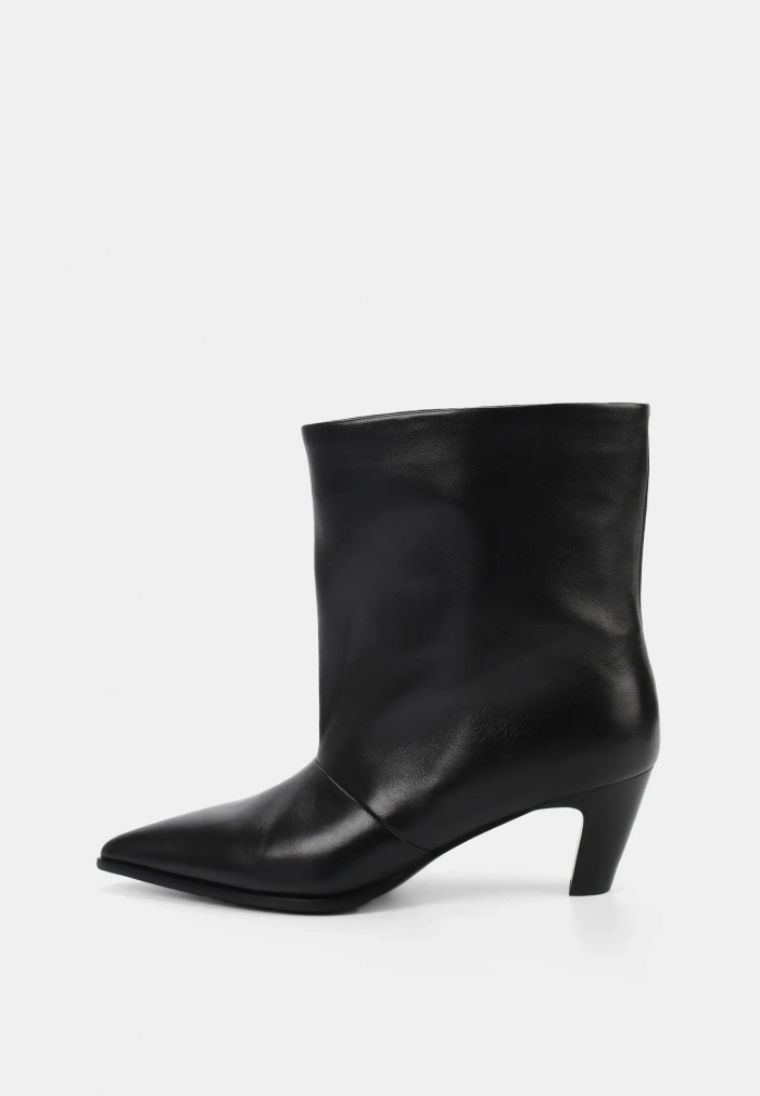 Теплая обувь: выбираем стильную пару на холодный сезон у российских брендов