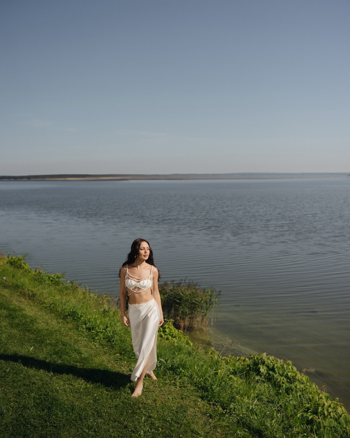 Полёт жениха на вертолёте, зеркальный подиум с прозрачными лепестками и салют под песню Dancing Queen - праздник на площадке The Sun