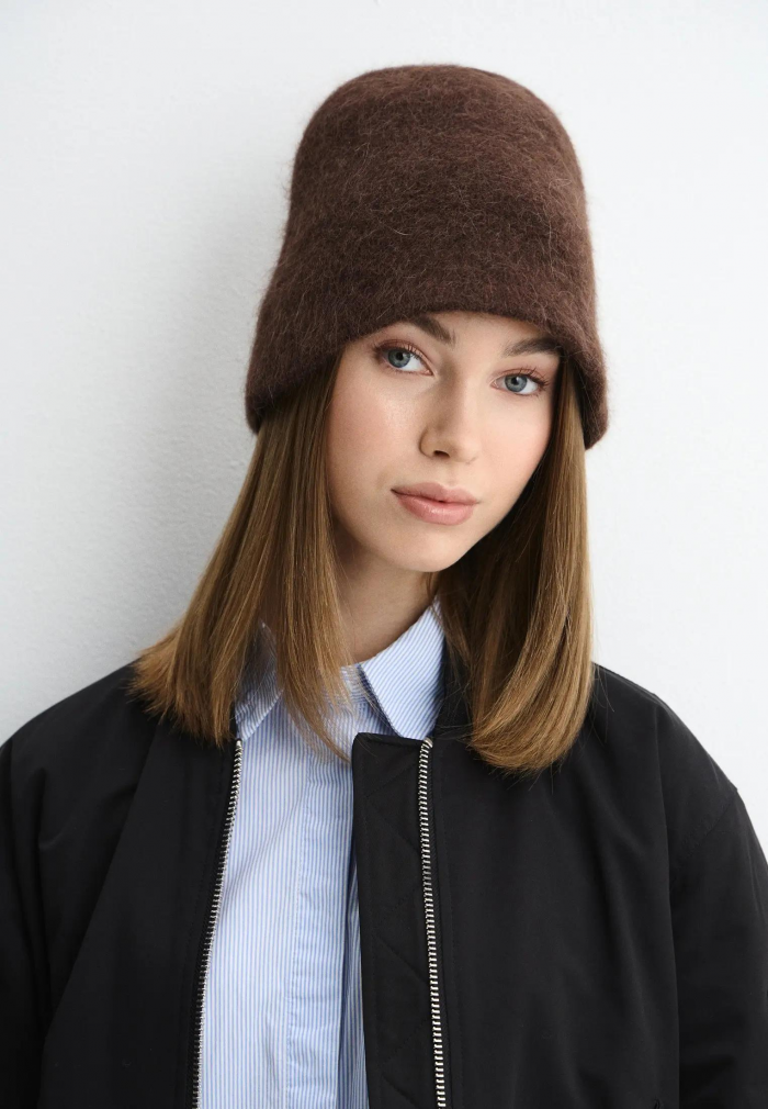 Шапки, береты и кепки: самые модные головные уборы зимы 2025/26